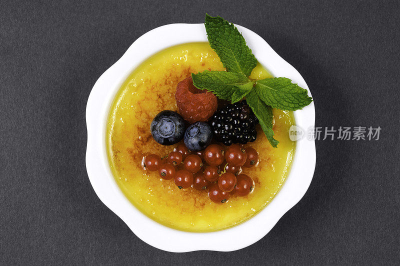 Crème Brûlée with Fresh Berries on Gray(俯视图)